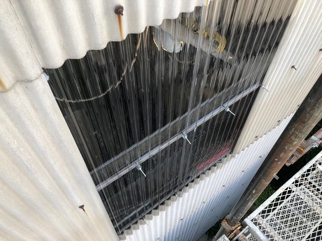 香芝市の大型工場の壁に明り取りを設置