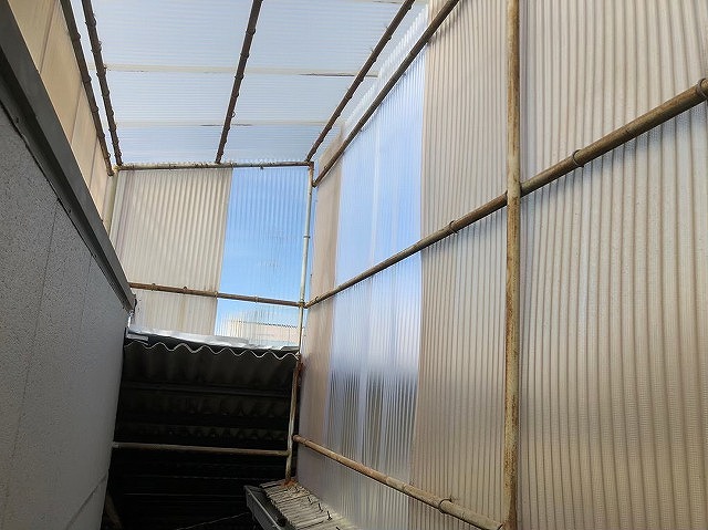 香芝市の大型工場で物置をポリカ波板に張り替え