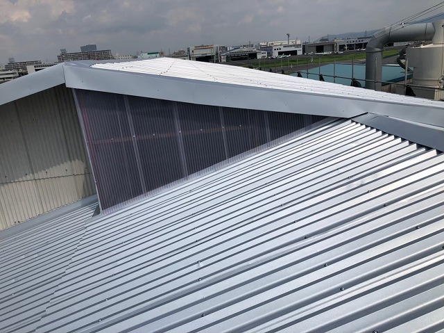 香芝市の大型工場で水切り板金を設置