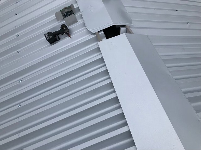 香芝市の大型工場で換気棟を設置している様子