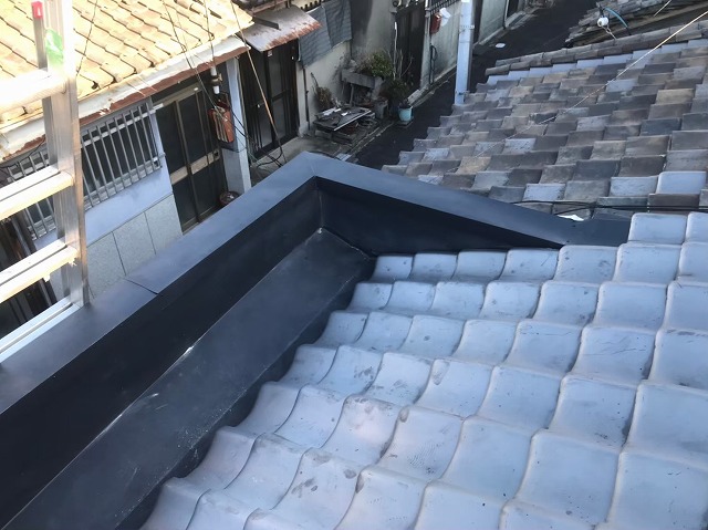 奈良市の雨漏り工事でパラペットの笠木を交換した様子