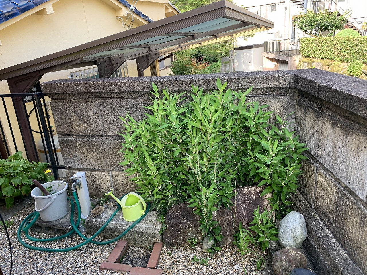 三郷町擁壁経年汚れ