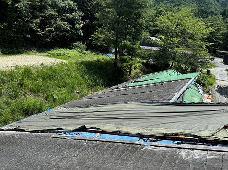 屋根シートが朽ちています。