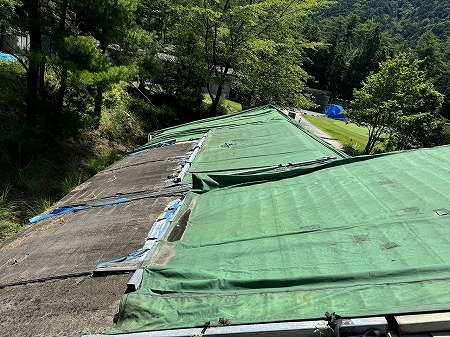 雨漏りがするので屋根上にシートが貼られています。