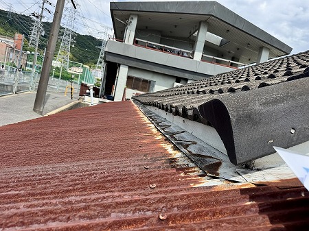 大屋根と瓦部分の取り合い板金