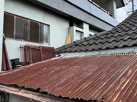 波板鋼板が錆びています。