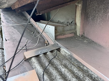 壁際の板金と屋根の取り合い