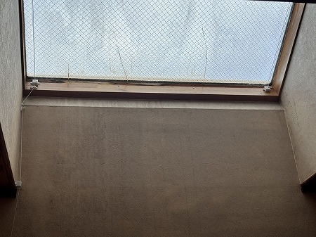 天窓内枠に雨染みが見られます。