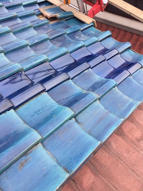 田原本町の青緑釉薬瓦の補修完成