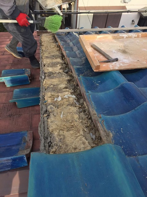 田原本町の青緑釉薬瓦の撤去