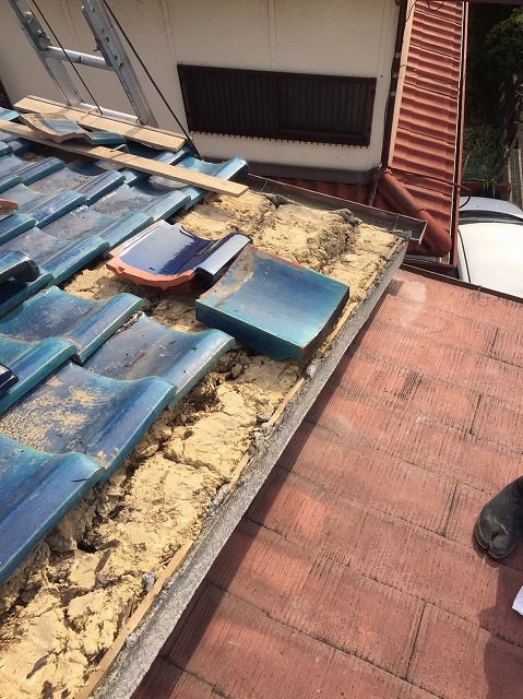 田原本町の青緑釉薬瓦の撤去