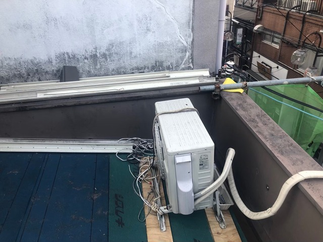 片流れ屋根を葺き替え工事金属屋根