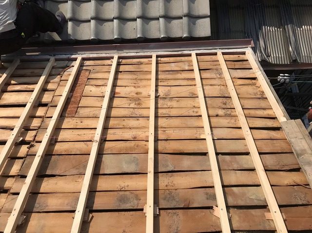 凸凹の不陸調整で平な屋根面