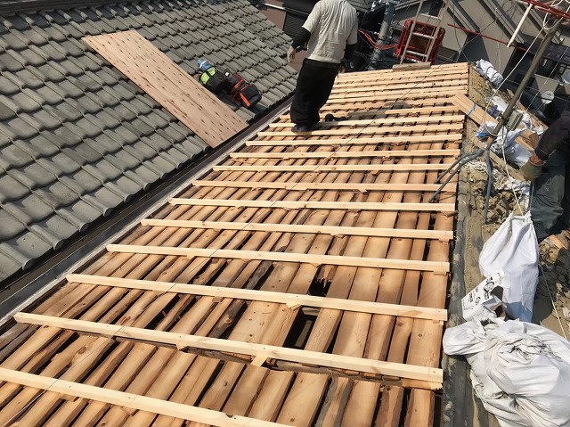 凸凹の不陸調整で平な屋根面