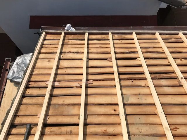 凸凹の不陸調整で平な屋根面