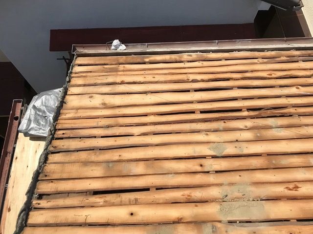 葺き土撤去後のバラ板