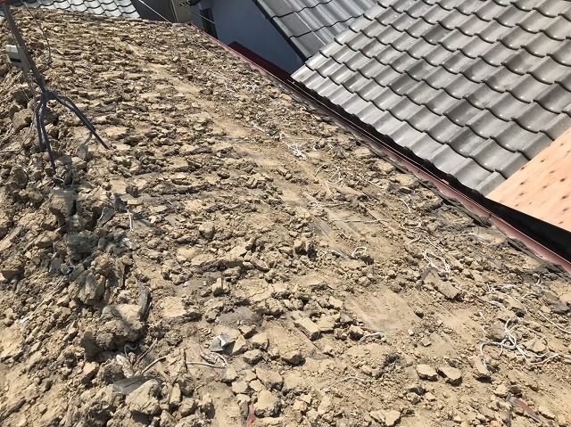 瓦を剥がし葺き土撤去