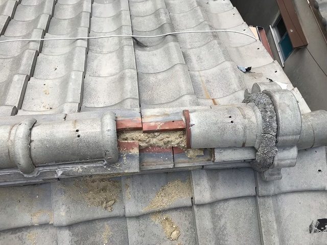 棟瓦の剥がれを確認