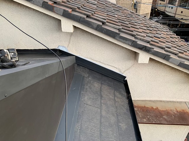 差し掛け屋根の葺き替え工事