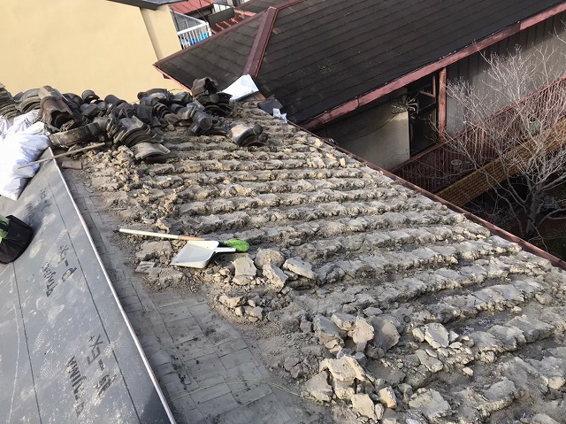 瓦の撤去と葺き土