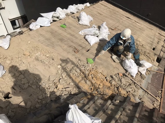 瓦の撤去と葺き土