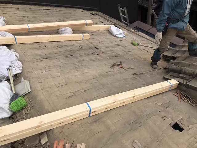 瓦の撤去と葺き土