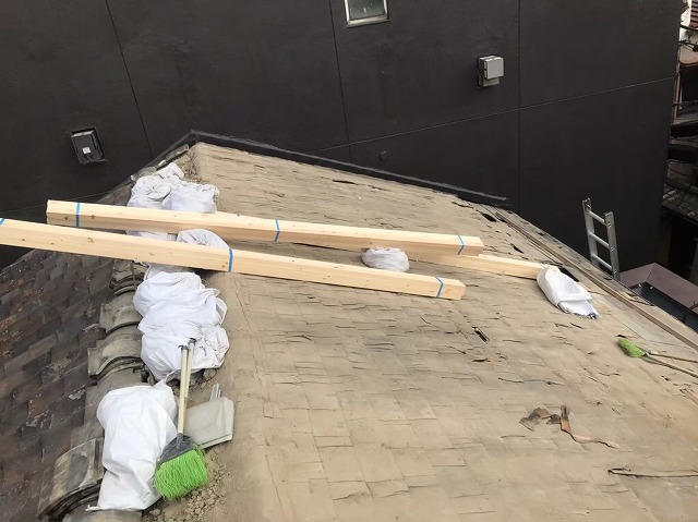 瓦の撤去と葺き土