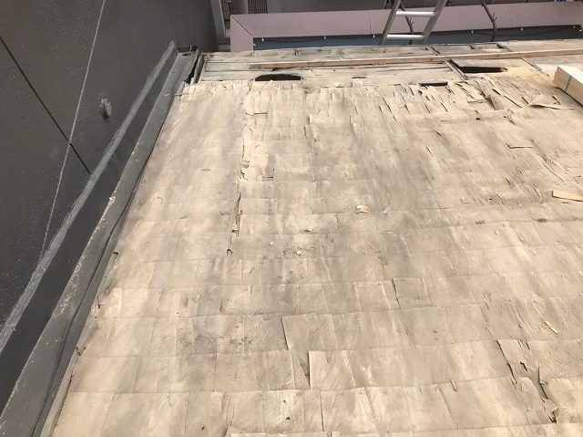 瓦の撤去と葺き土