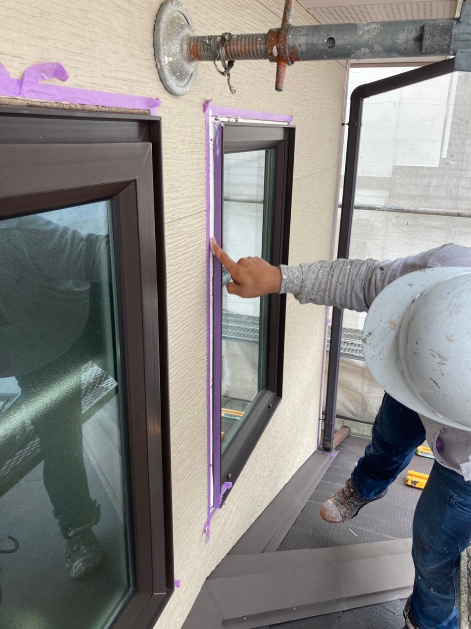 生駒市の屋根塗装現場で外壁のシール打ち