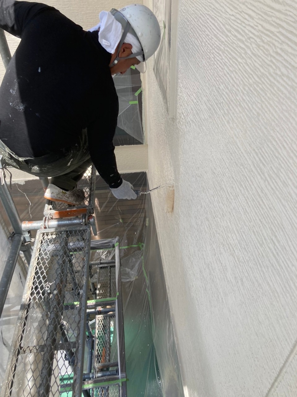 生駒市の外壁塗装工事（中塗り）