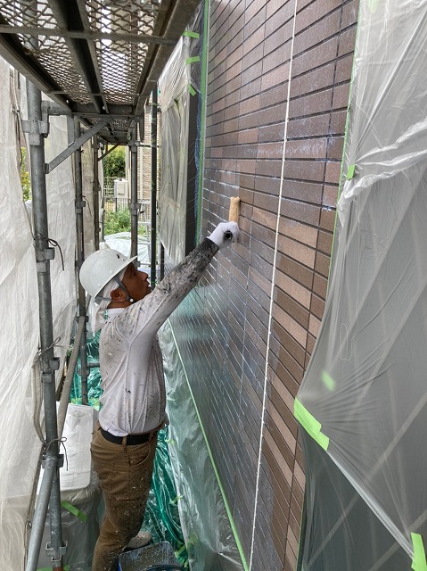 下塗り材を塗布しているところ