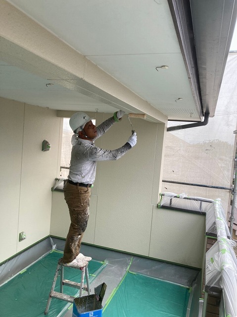 下塗り材を塗布しているところ