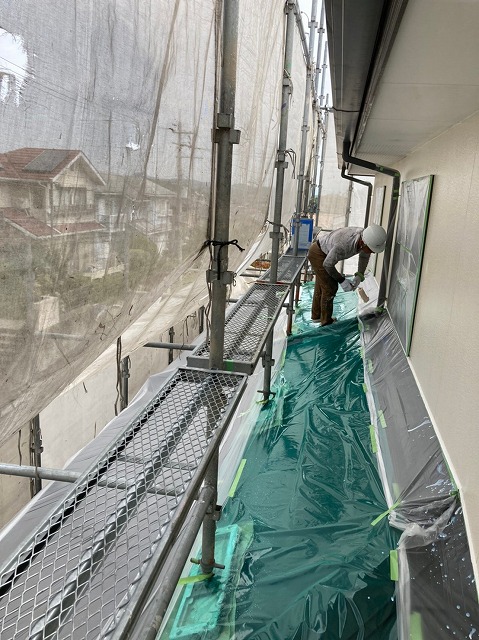 下塗り材を塗布しているところ