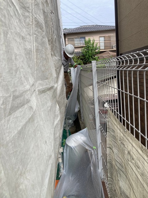 ビニールシートを使って養生しているところ
