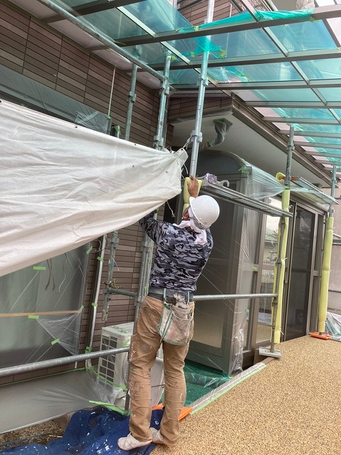 メッシュシートを綺麗に取り付けています