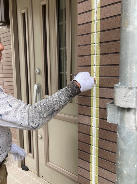 サイディングの隙間をシール打ちしているところ