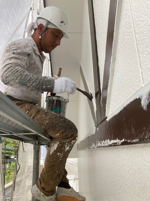 幕板も茶色に決めていきます