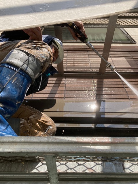 外壁の汚れを綺麗に洗浄しています