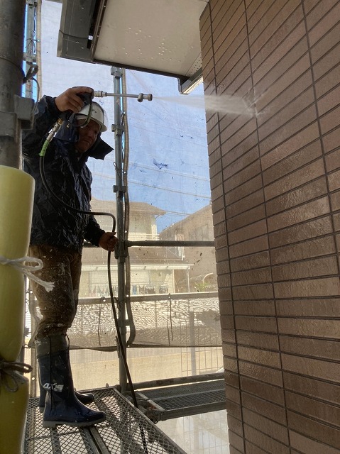 外壁を洗浄しているところ