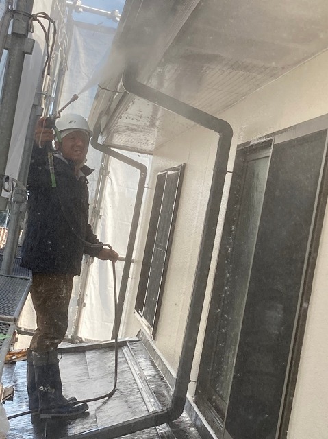 外壁を洗浄しているところ