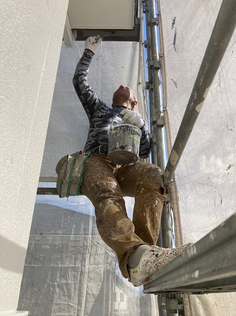 雨樋塗装をしているところ