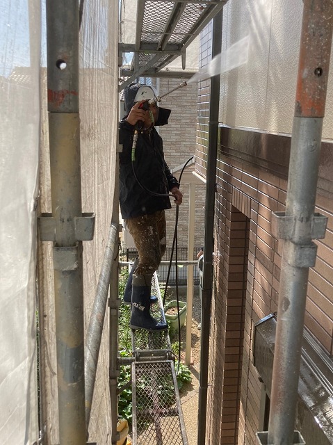 外壁の汚れを綺麗に洗浄しています