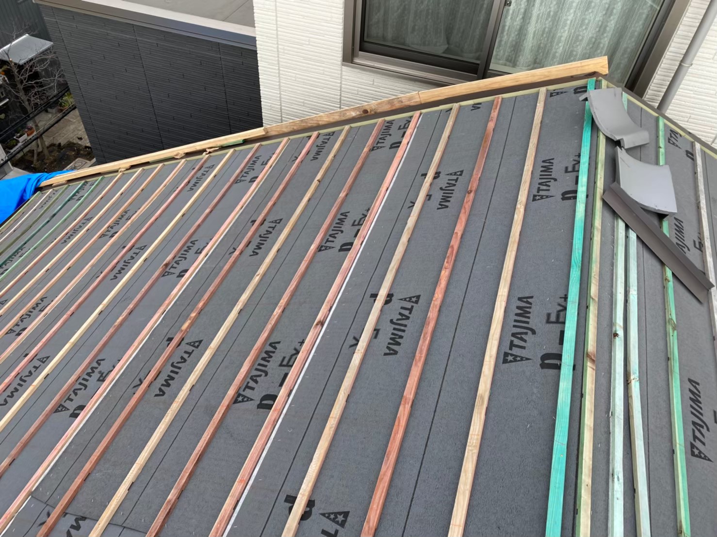 奈良市の和瓦屋根の長屋の葺き替えで桟木を設置した様子