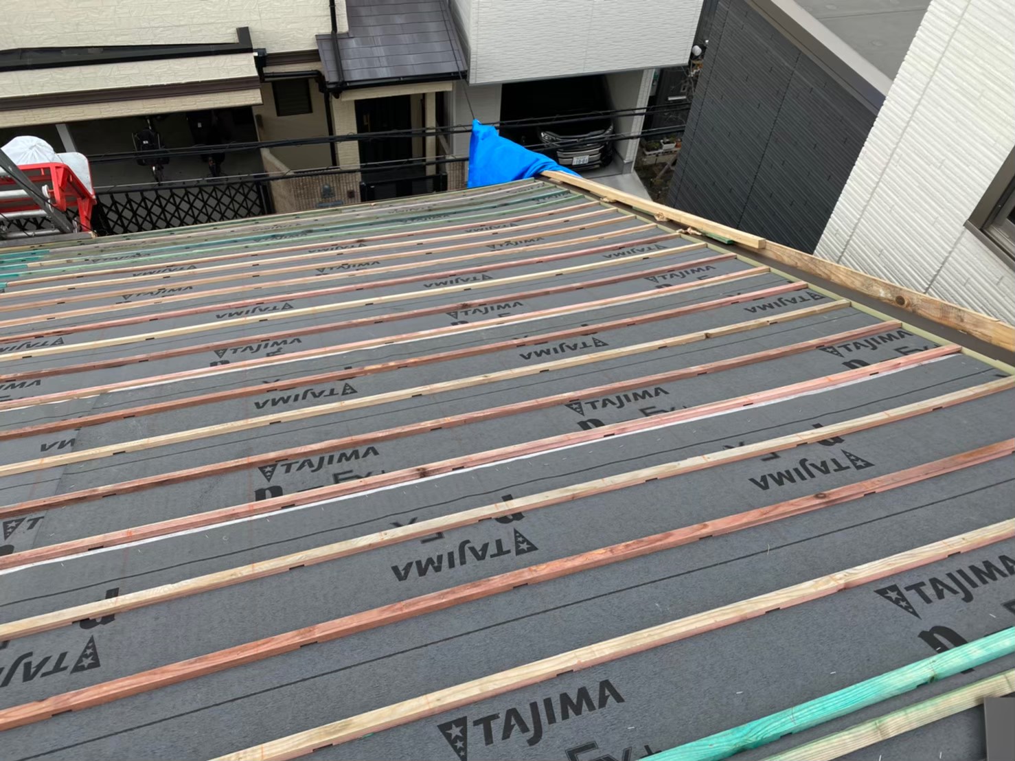 奈良市の長屋の葺き替え工事で桟木を設置