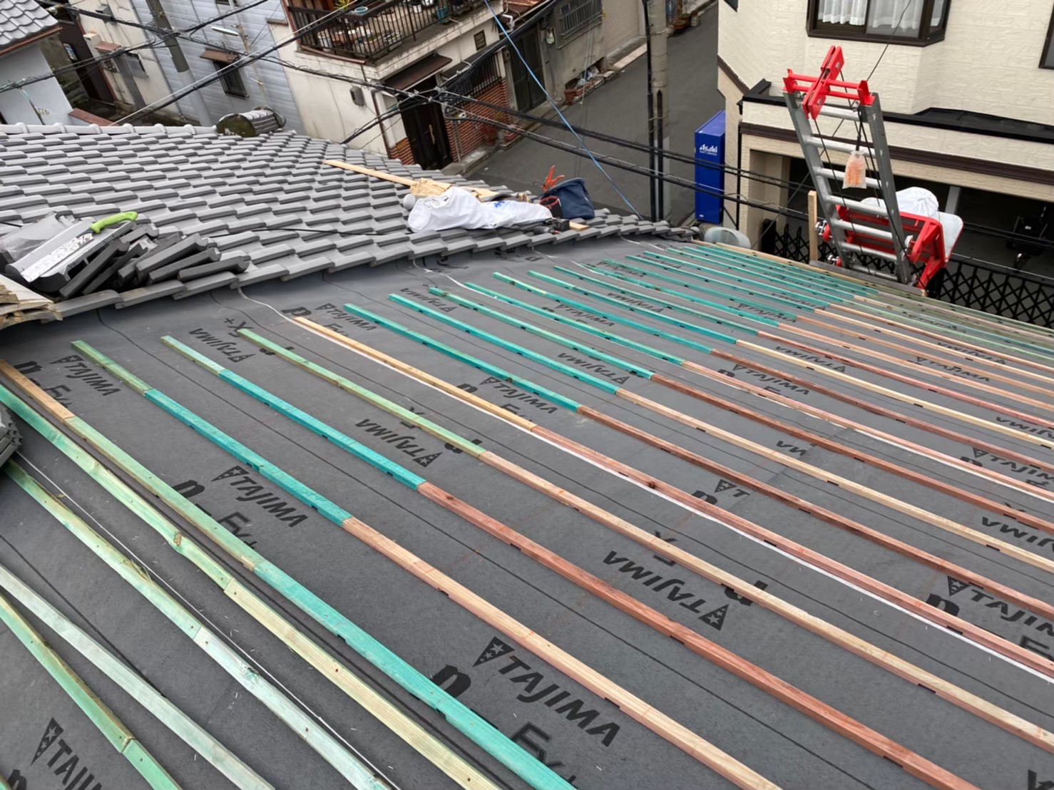 奈良市の葺き替え工事で瓦桟木を設置