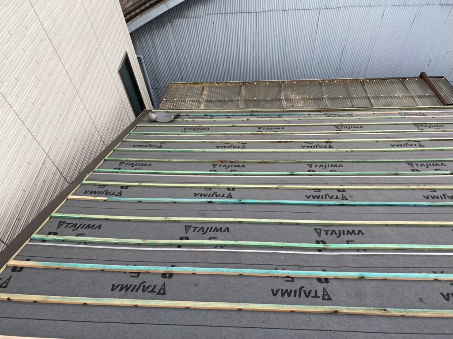 奈良市の和瓦葺き替え工事で桟木を設置