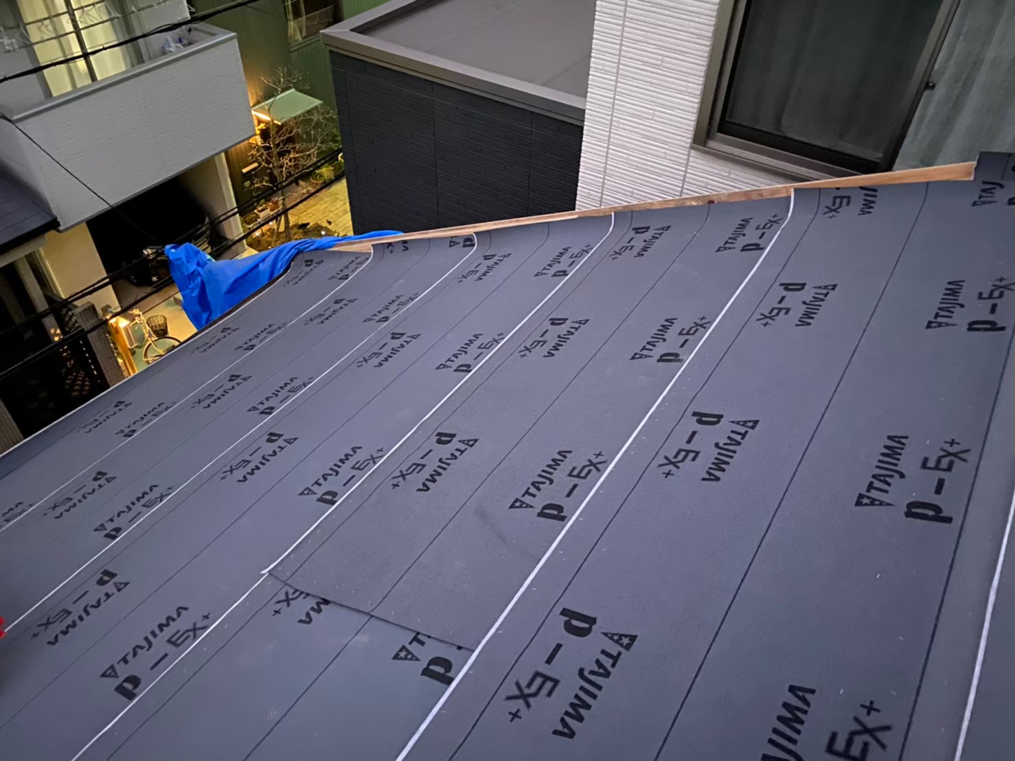 奈良市の長屋の葺き替え工事で防水紙を設置