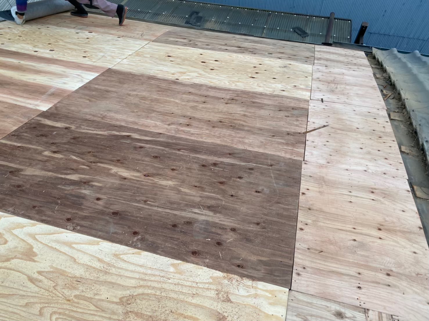 奈良市の葺き替え工事で野地板を設置