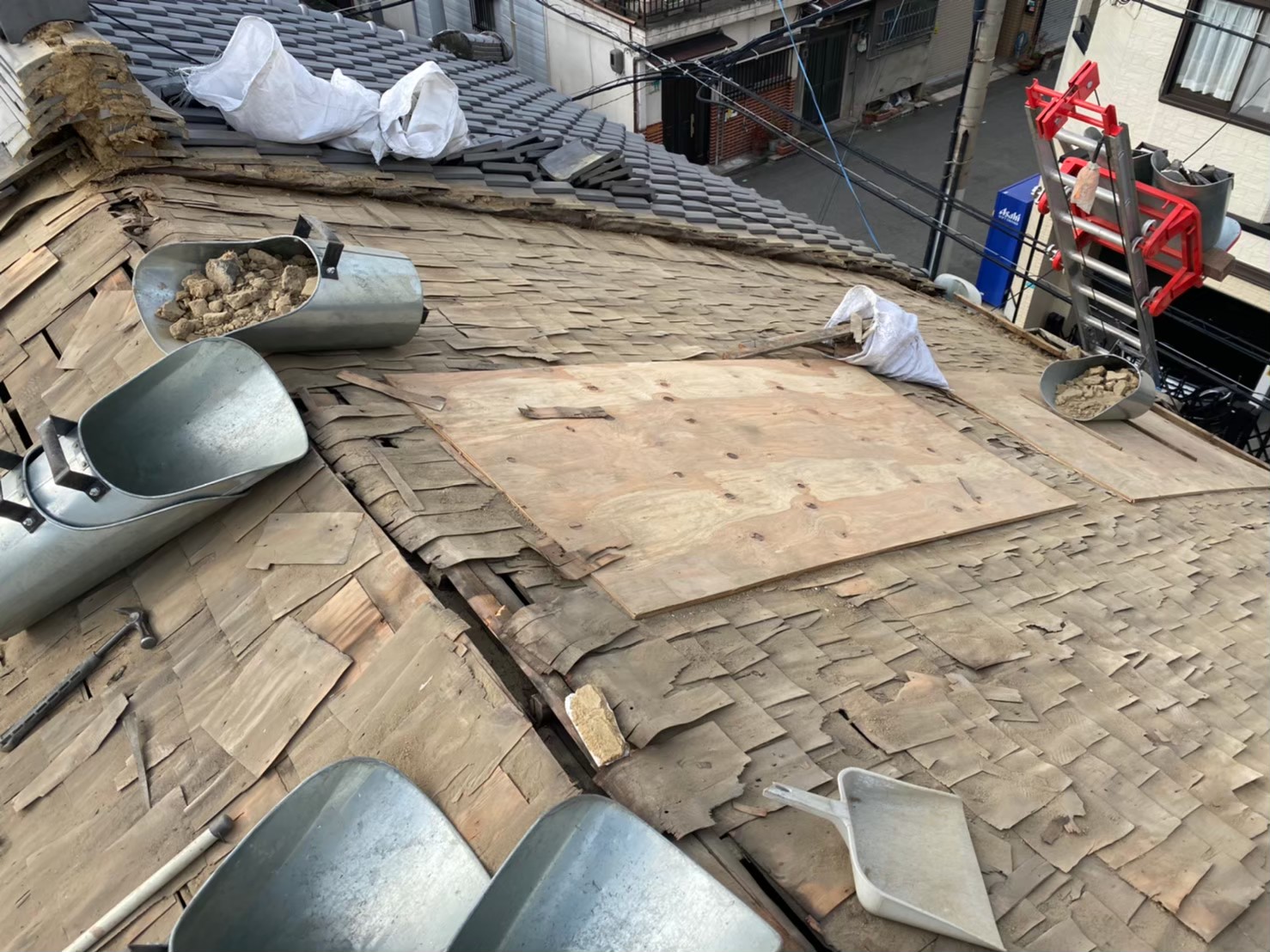 奈良市の長屋の杉皮の下葺き材