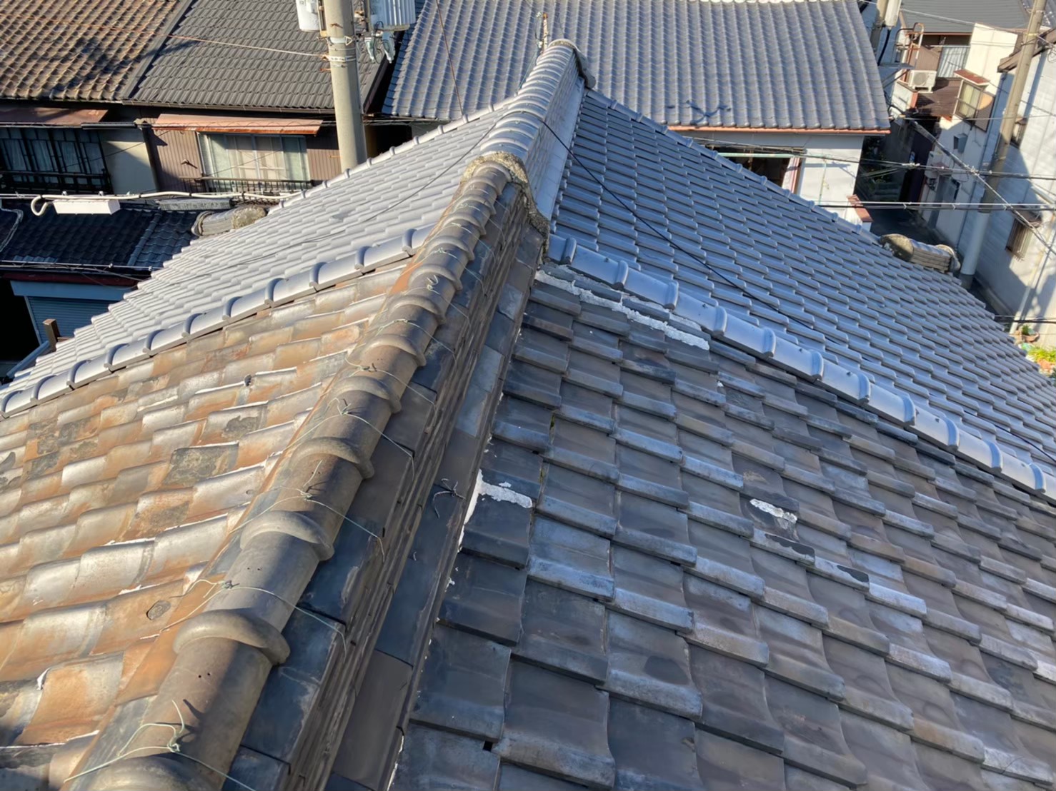 奈良市の和瓦の長屋の境目